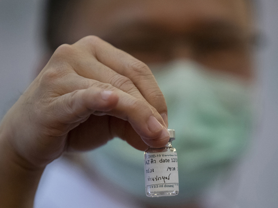 Возможные осложнения из-за прививок напугали власти ряда стран