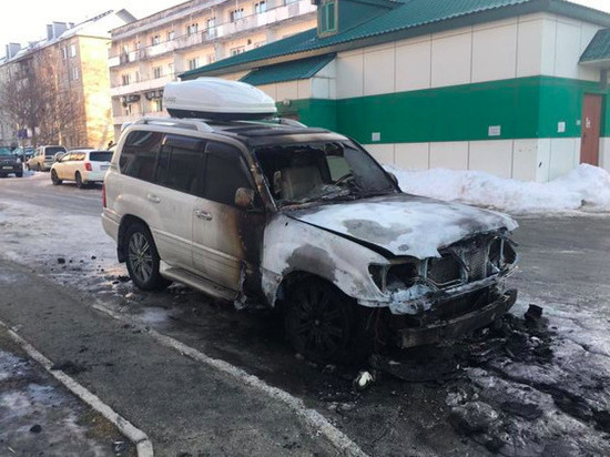 В Южно-Сахалинске ночью сожгли внедорожник