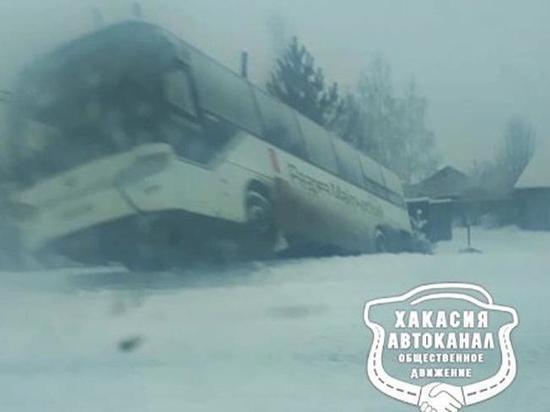 В Хакасии на одной из трасс ушел в кювет автобус