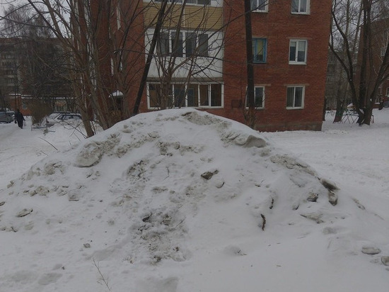 Житель Амурского посёлка в Омске пожаловался на невывезенные кучи снега