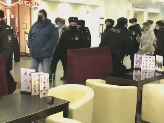 Задержанных на форуме муниципальных депутатов доставили в московские ОВД