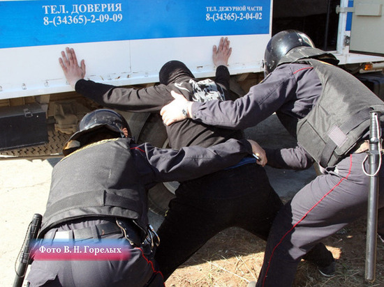 На Урале полицейский выстрел в дебошира, который угрожал детям