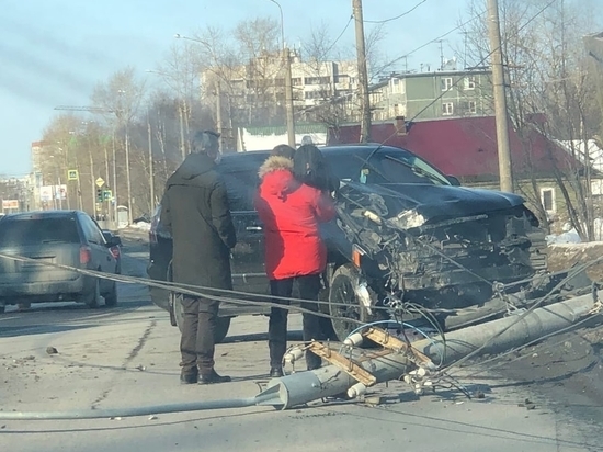 Утром в Архангельске водитель кроссовера не справился с управлением и снёс столб