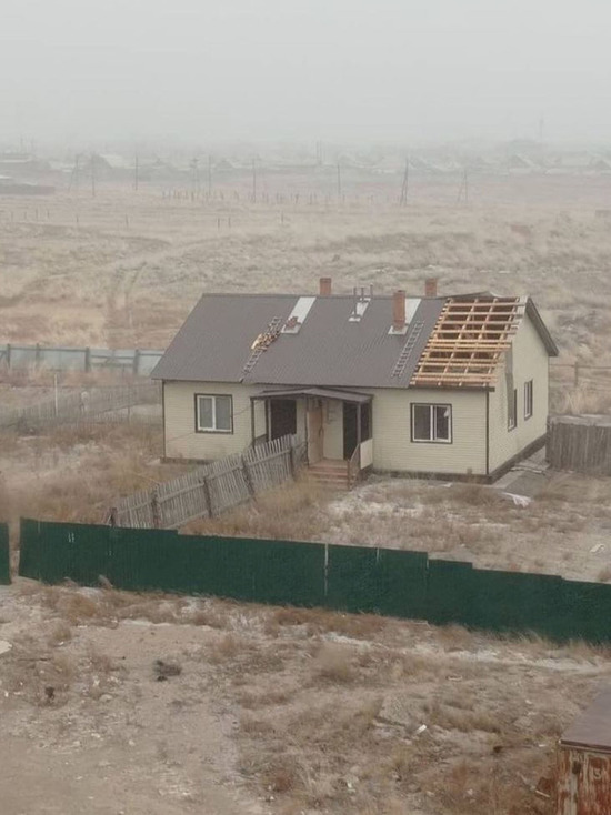 В Бурятии штормовой ветер срывает крыши с домов