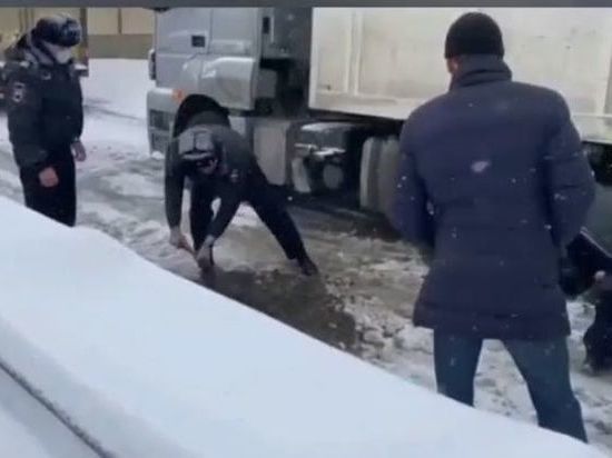 В Дагестане дальнобойщики застряли на дороге из-за снегопада