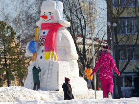В Рыбинске доделали мега-снеговика, только не понятно зачем