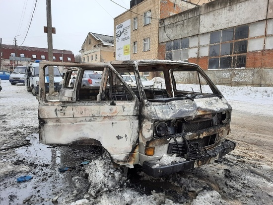 В Смоленске прямо на ходу загорелся Volkswagen Transporter