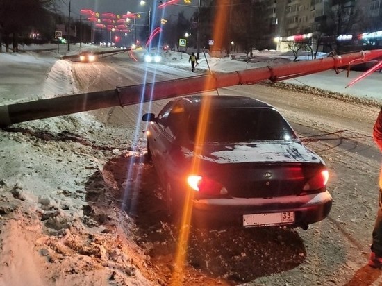 Во Владимире иномарка врезалась в опору линии электропередач, два столба рухнули на дорогу