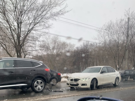 На Московском шоссе в Рязани столкнулись две иномарки