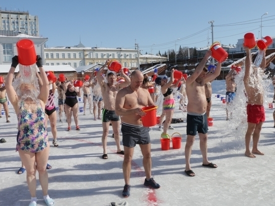 Омские моржи массово облились на стадионе у правительства холодной водой
