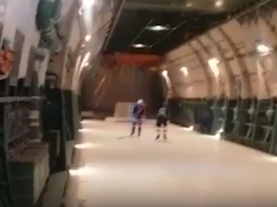 В Тверской области военные сыграли в хоккей в полёте прямо на борту самолёта