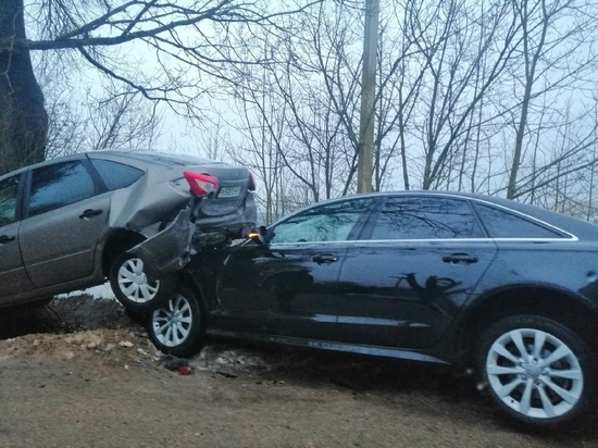 В Смоленске в Садках две легковушки сцепились колесами
