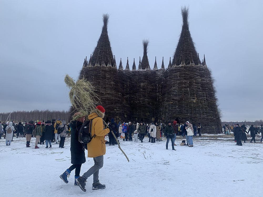 вавилонская башня никола ленивец. николо-ленивец калужская масленица 2022. николо ленивец масленица. масленица в арт парке никола-ленивец. парк никола-ленивец калужская область масленица.