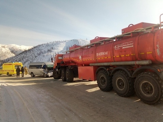 Микроавтобус и КамАЗ столкнулись на Колыме