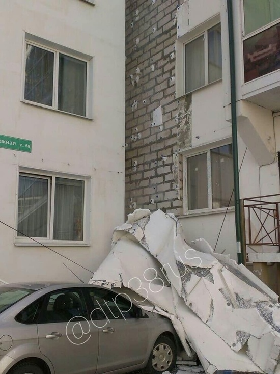 Четыре фасада МКД в Иркутске ободрало ветром