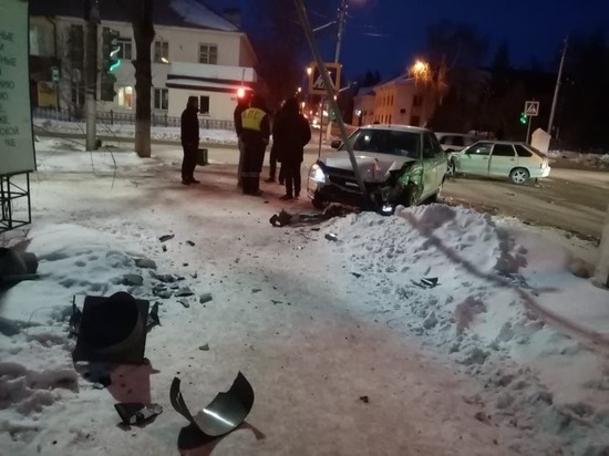 При столкновении легковушек в Башкирии пострадал парень и трехлетний ребенок