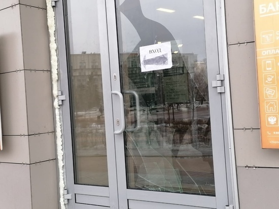 Тульское отделение "Сбeрбанка" прокомментировало ситуацию о разбитых дверях