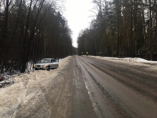 В Тверской области водитель иномарки съехал с дороги и врезался в дерево