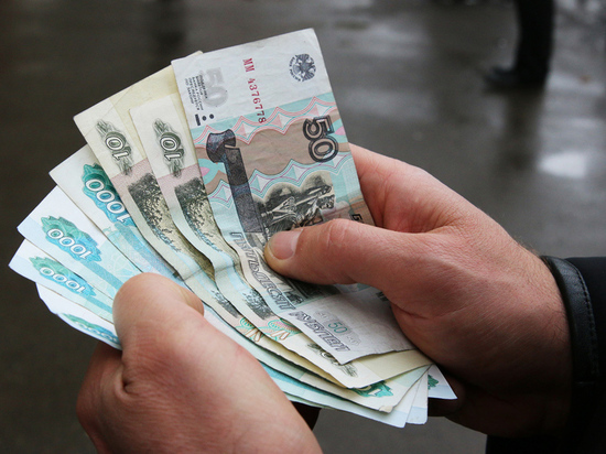 Почти половина россиян живет от зарплаты до зарплаты