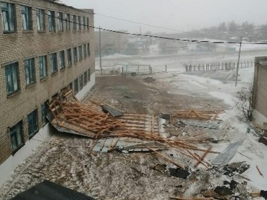 Сорванная ветром кровля выбила окна в школе села Ундино-Поселье
