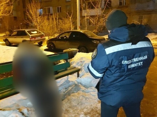 Около подъезда на лавочке сидел мертвый мужчина