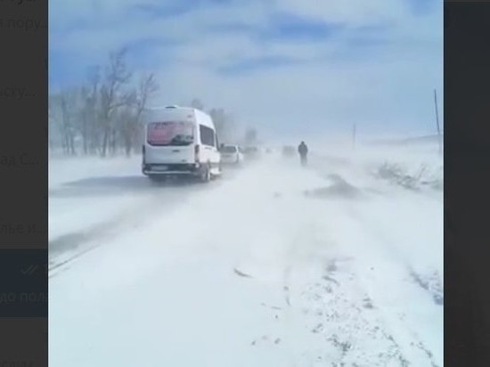 Дорогу в Балейском районе занесло снегом, движение затруднено