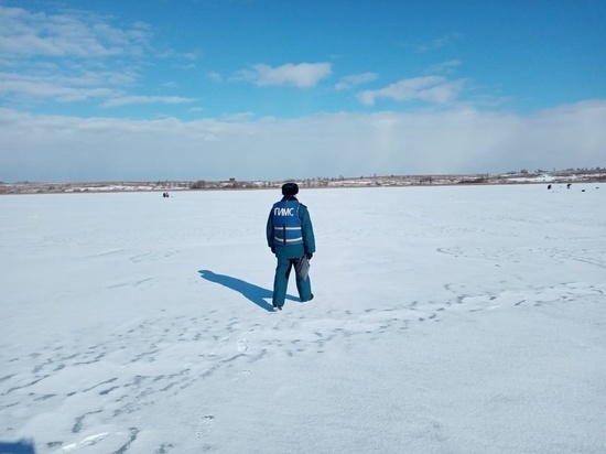 Инспектор МЧС в Смоленске рассказал, как узнать прочность льда