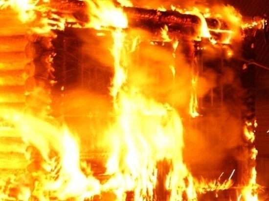 Под Шенкурском из горящего дома спасена пожилая женщина