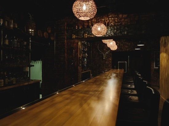 В Смоленском баре воровка стащила у мужчины телефон и кое-что еще