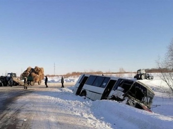 Трактор и автобус столкнулись в Томской области