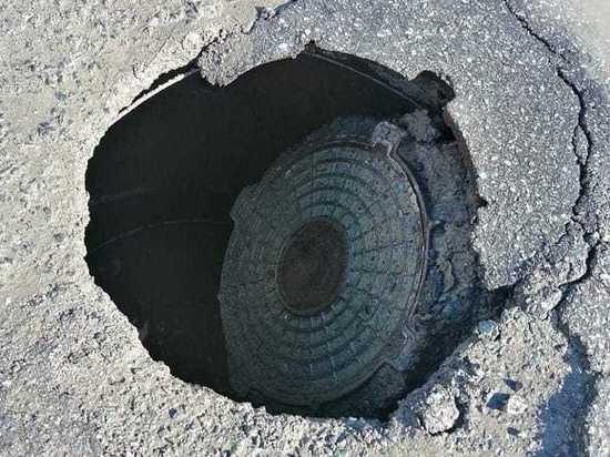 В Южно-Сахалинске разверзся асфальт и поглотил колесо