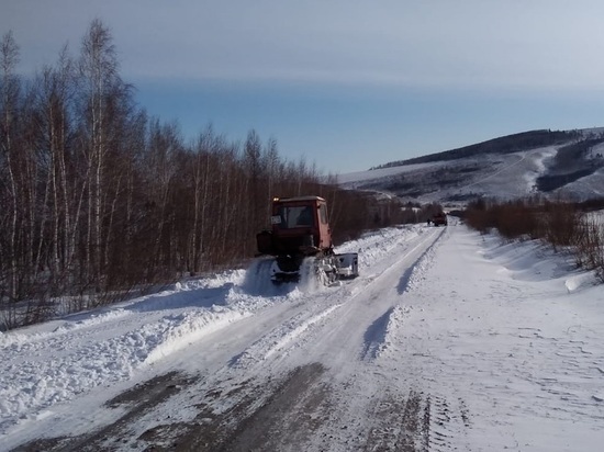 Снежные заносы убирают на дороге Шелопугино-Балей в Забайкалье