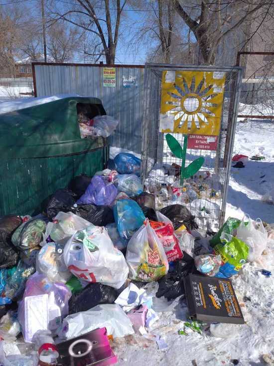 В одном из дворов Оренбурга баки под мусор поставили кое как