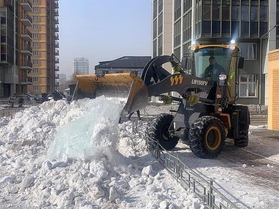 В Красноярске продолжается уборка дворов от снега