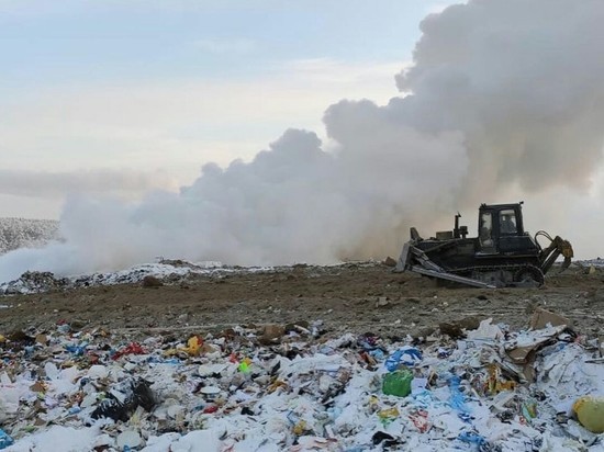 В настоящее время открытое горение на мусорном полигоне Якутска ликвидировано, но задымление до сих пор сохраняется.