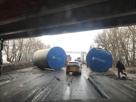 Водитель грузовика потерял гигантскую «бочку» под мостом у Разметелево