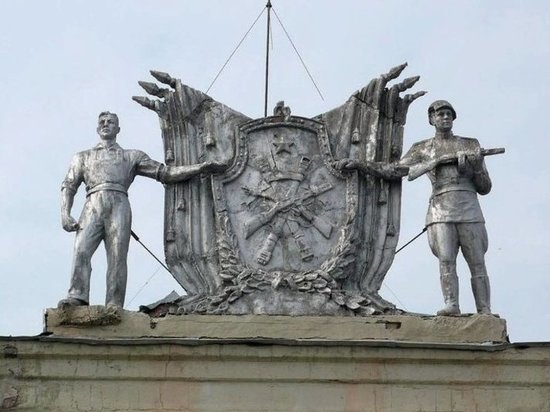 Скульптуры солдата и рабочего вернутся на крышу Русского драмтеатра в Удмуртии