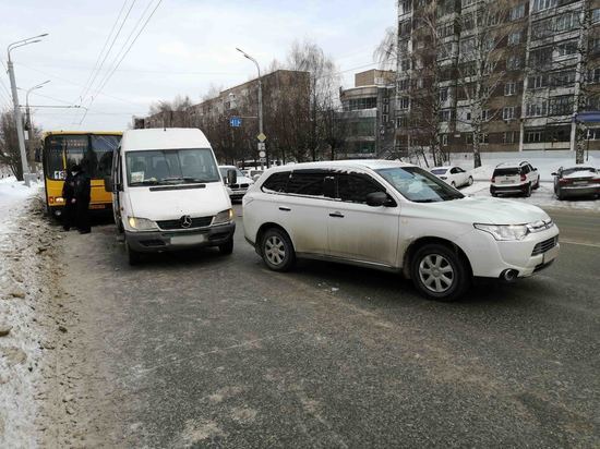 В Ижевске столкнулись легковой автомобиль и 2 пассажирских автобуса