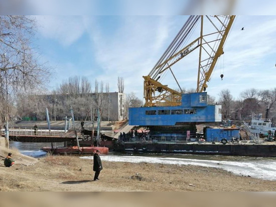 В Астрахани поднимают из воды затонувший понтонный путепровод