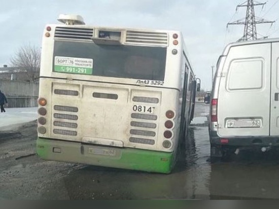 В Рязани автобус №21 провалился колесом в огромную яму
