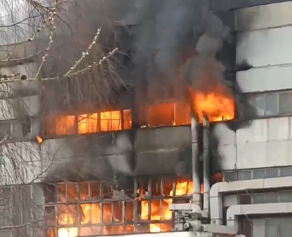 Кадры бушующего пожара на заводе двигателей в Калуге 