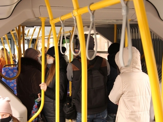 В Пскове проверили, кто носит в автобусах маски