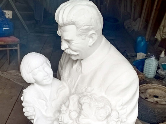 В Каргополе откопали бюст Сталина с бурятской девочкой Гелей Маркизовой на руках