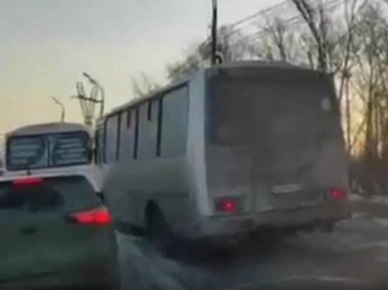За объезд пробки по обочине в Иркутске оштрафовали маршрутчика