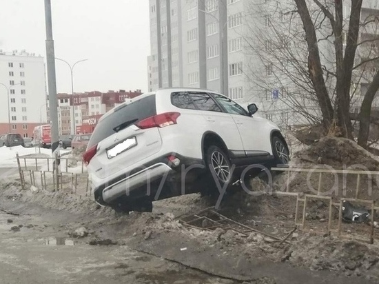 На Муромском шоссе в Рязани кроссовер повис на ограждении