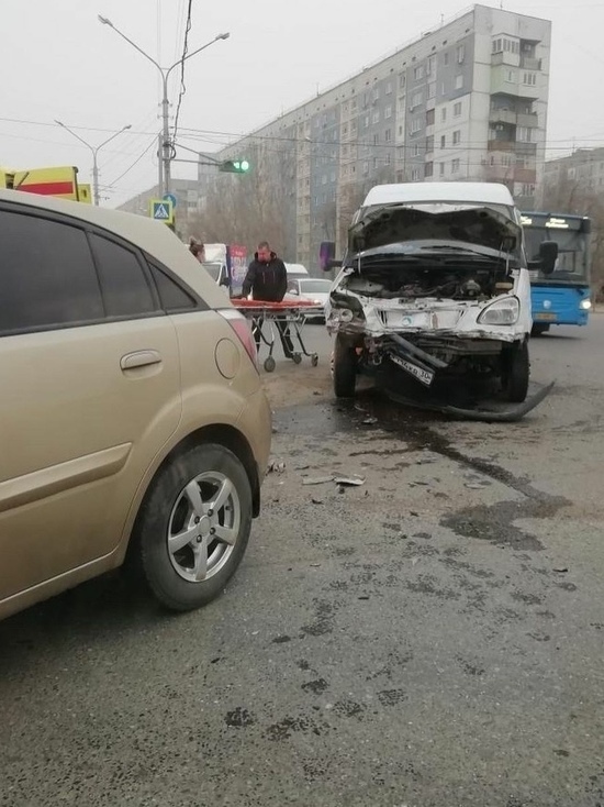 Что случилось сегодня в астрахани. Авария в Астрахани вчера. Авария такси Астрахань.