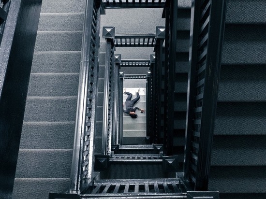 В Башкирии нетрезвый рабочий разбился, упав с лестницы