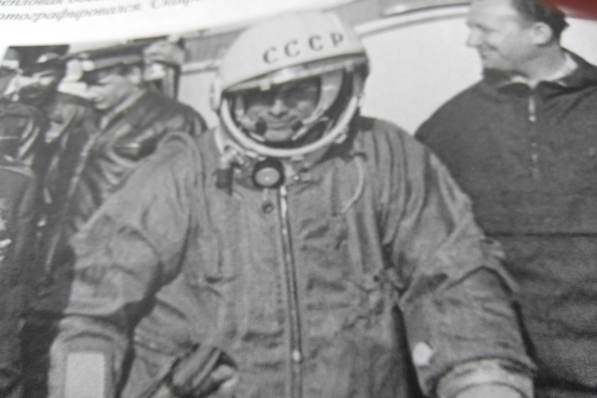 Скафандр первых космонавтов. Первы1 человек в космосе. Фото Гагарина когда он вернулся из космоса.