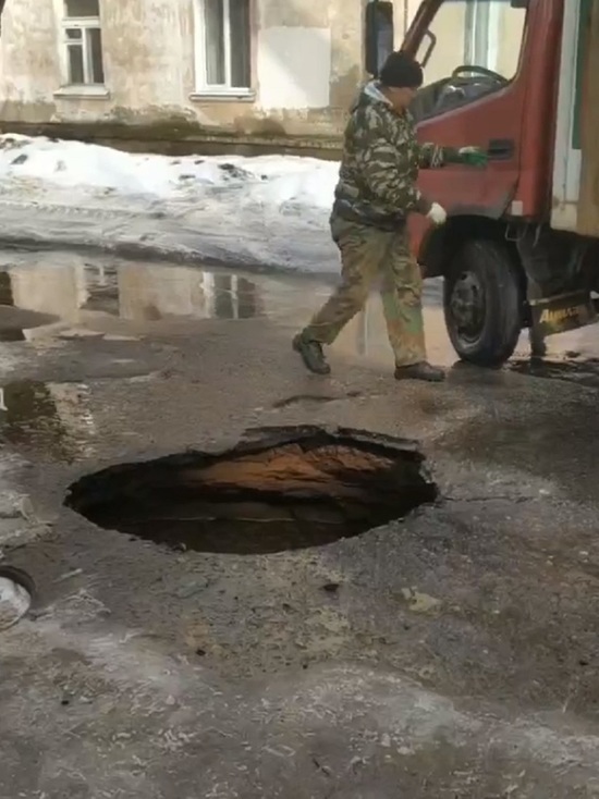 На улице Костромы образовалась дыра