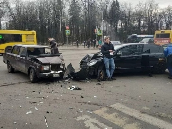 Двое молодых людей пострадали в аварии в центре Пскова